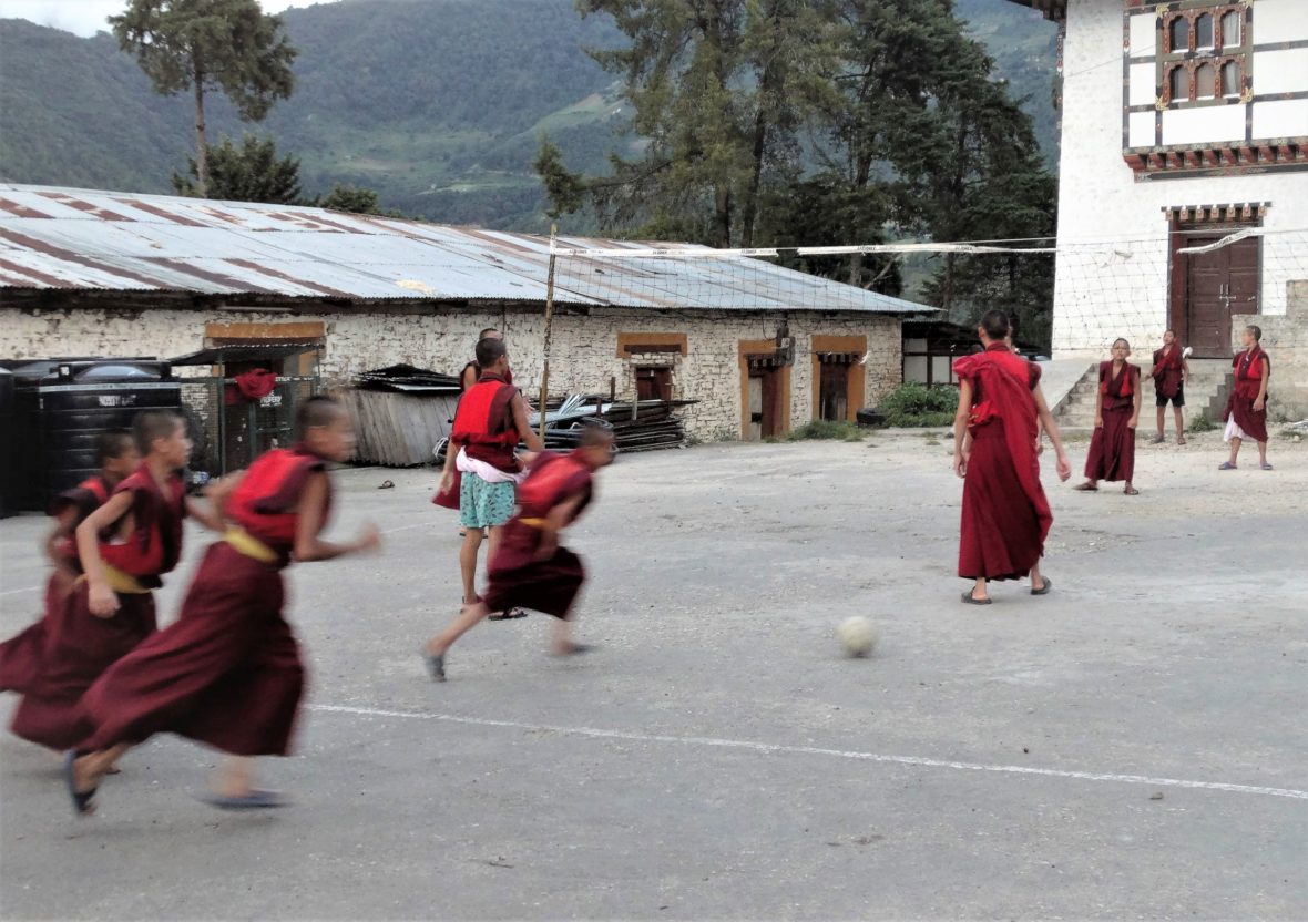 Bhutan; wyprawy do Azji