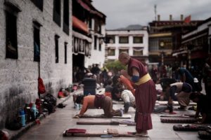 Tybet stolica - Jokhang pokłony