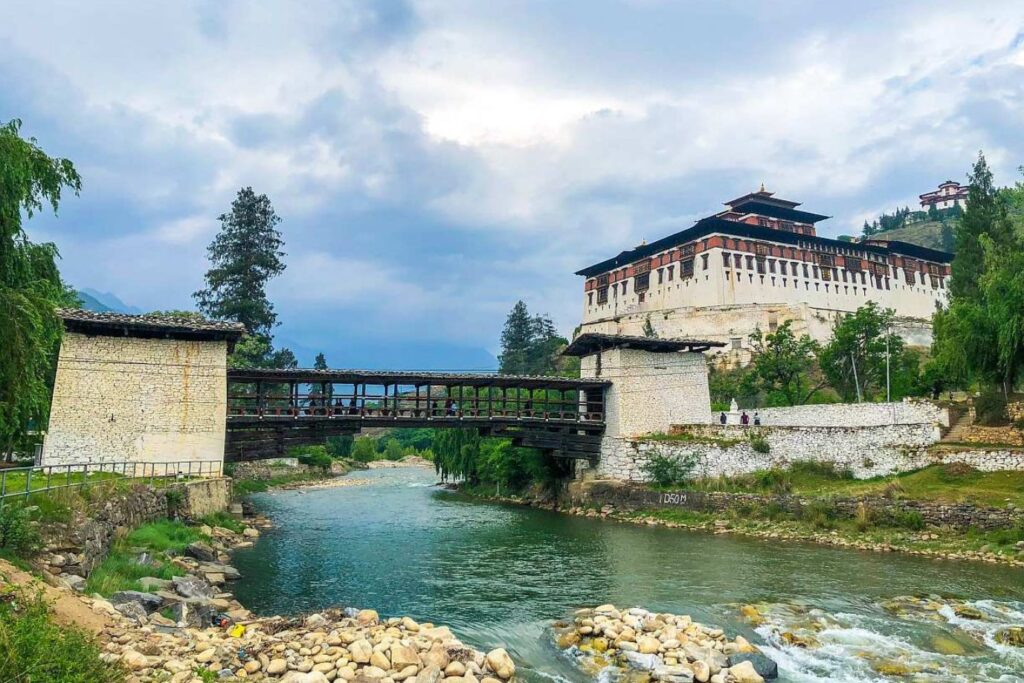 Phutan Paro dzong Bhutan organizacja wyjazdów indywidualnych, Bhutan organizacja podroży indywidualnych Bhutan podróże szyte na miarę, Podróż indywidualna do Bhutanu, Wycieczka do Bhutanu dla singli i par, Wyjazd do Bhutanu z biurem podróży, Bhutan – oferta wycieczki indywidualnej, Bhutan– wakacje na własną rękę Jak zorganizować indywidualną podróż do Bhutan. Tygrysie Gniazdo – podróż indywidualna do Bhutanu Tiger Nest – podróż indywidualna do Bhutanu Bhutan dla osób podróżujących samotnie